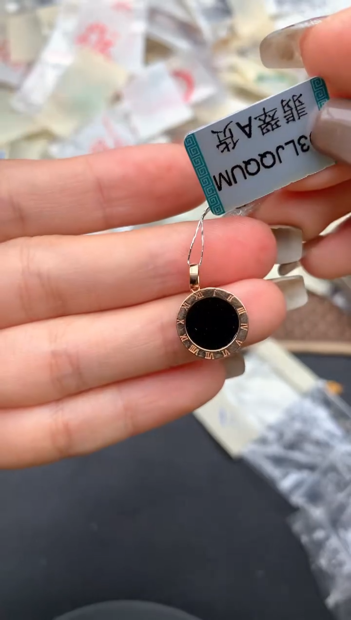 18K金镶嵌挂件翡翠一