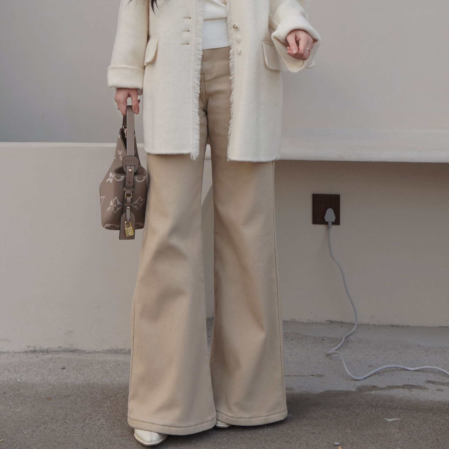 秋冬直筒微辣牛仔裤子女新款不贴腿气质显瘦休闲百搭长裤子