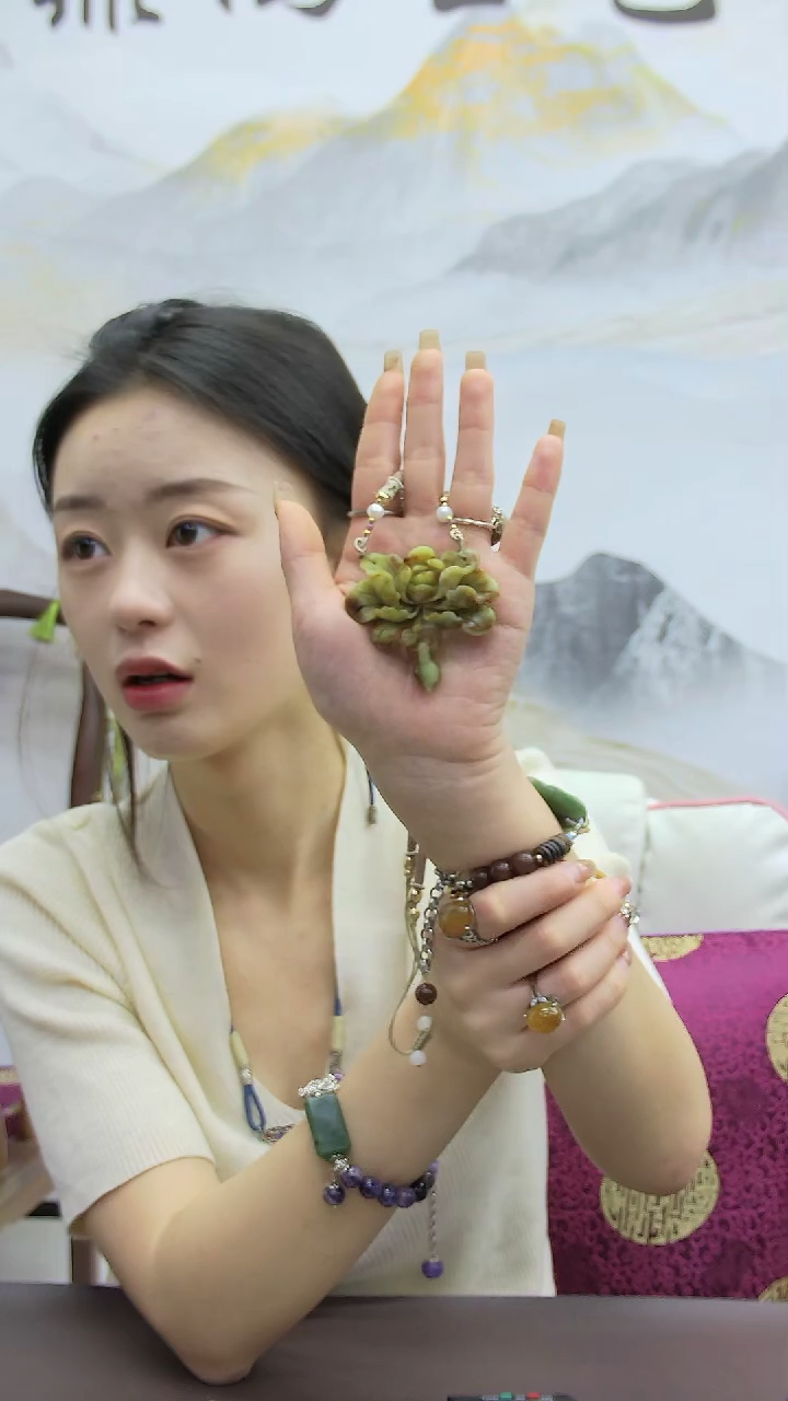 【闪购商品】蛇纹石玉颈饰未镶嵌花锁