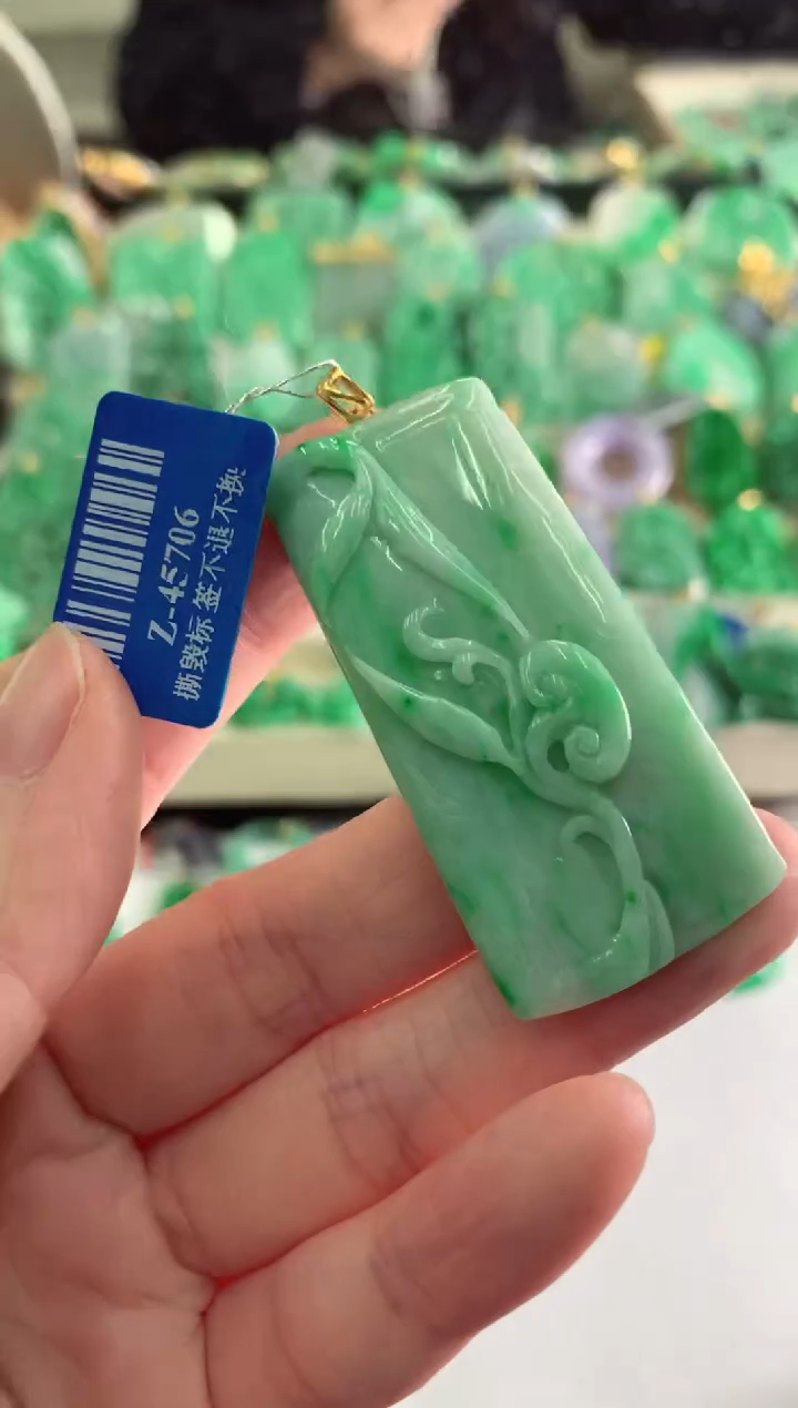 【闪购商品】翡翠吊坠(不含链)18K金镶嵌挂件
