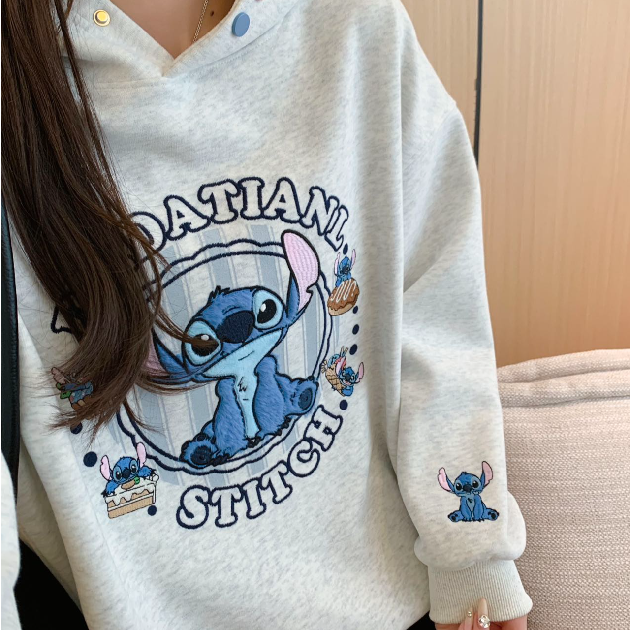 小慧  减龄卡通蓝仔仔刺绣植绒宽松连帽卫衣KE26