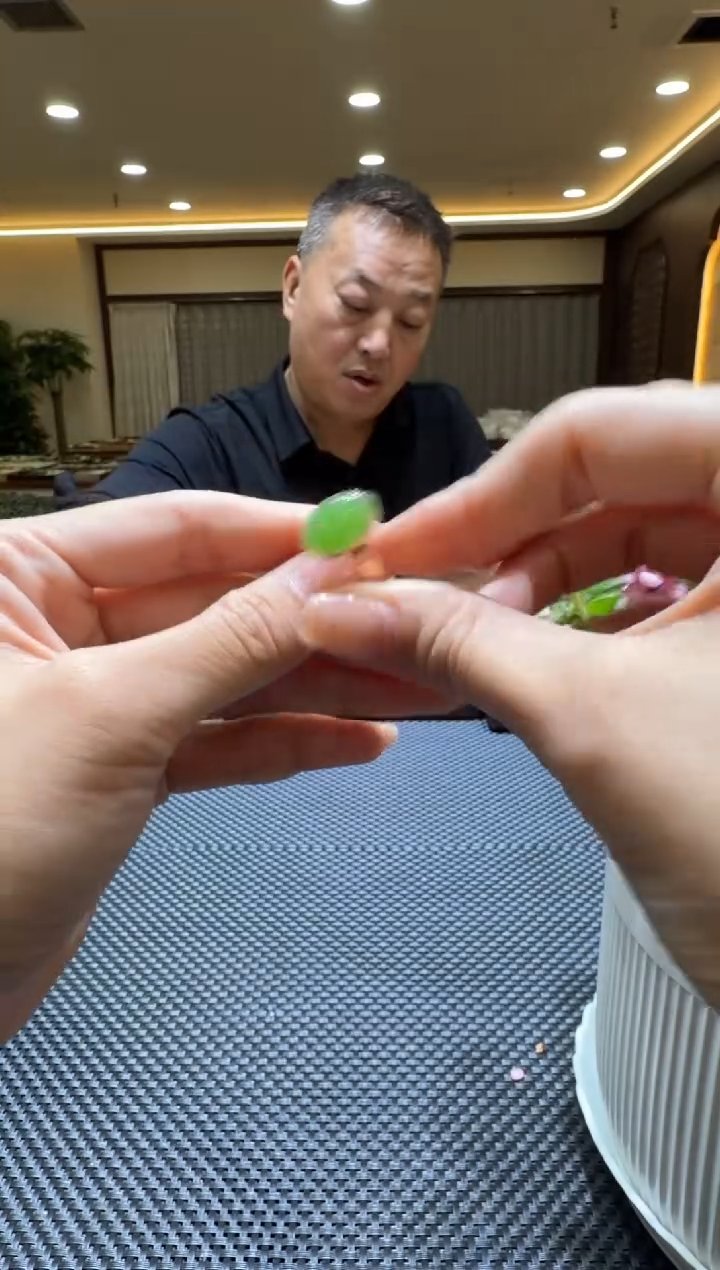 颈饰18K金镶嵌和田玉戒指