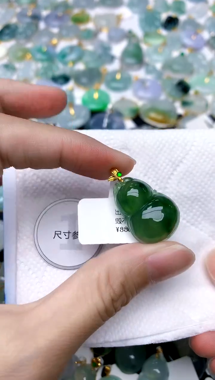 颈饰18K金镶嵌翡翠天然A货翡翠