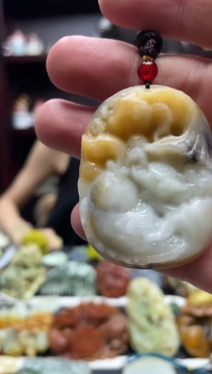 岫玉未镶嵌吊坠·