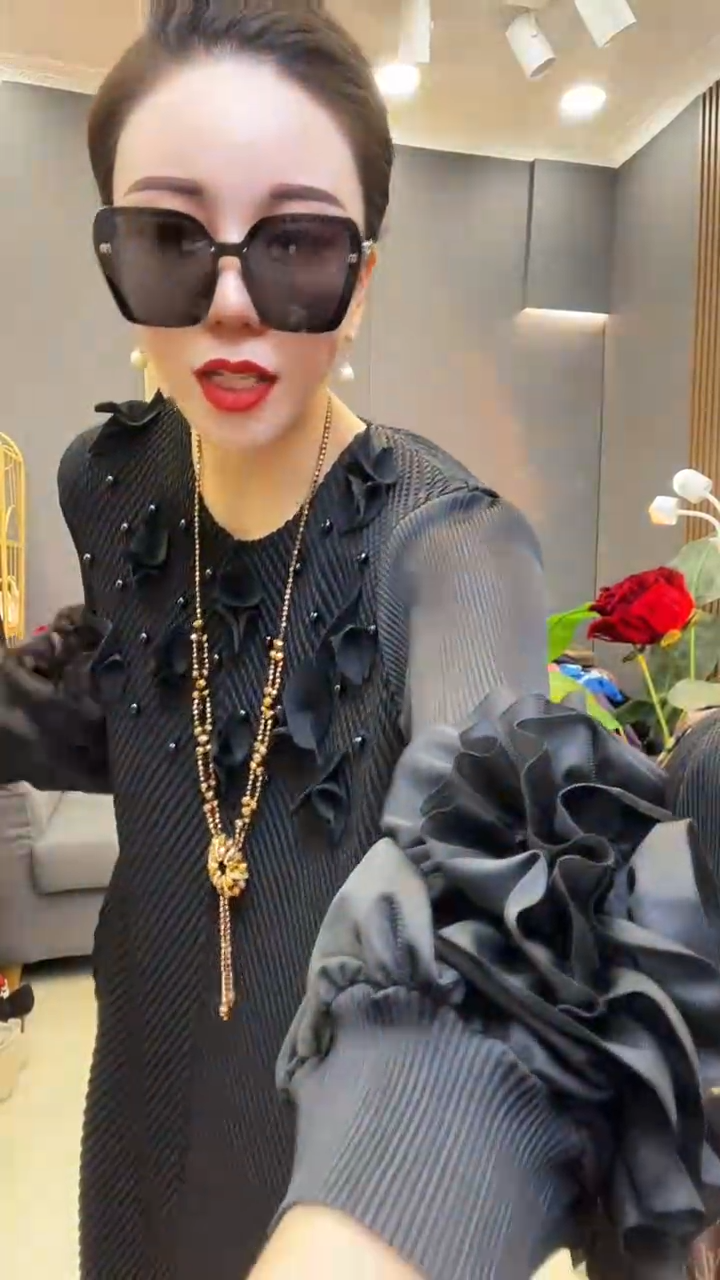 聚酯纤维（涤纶）黑色 钉珠裙