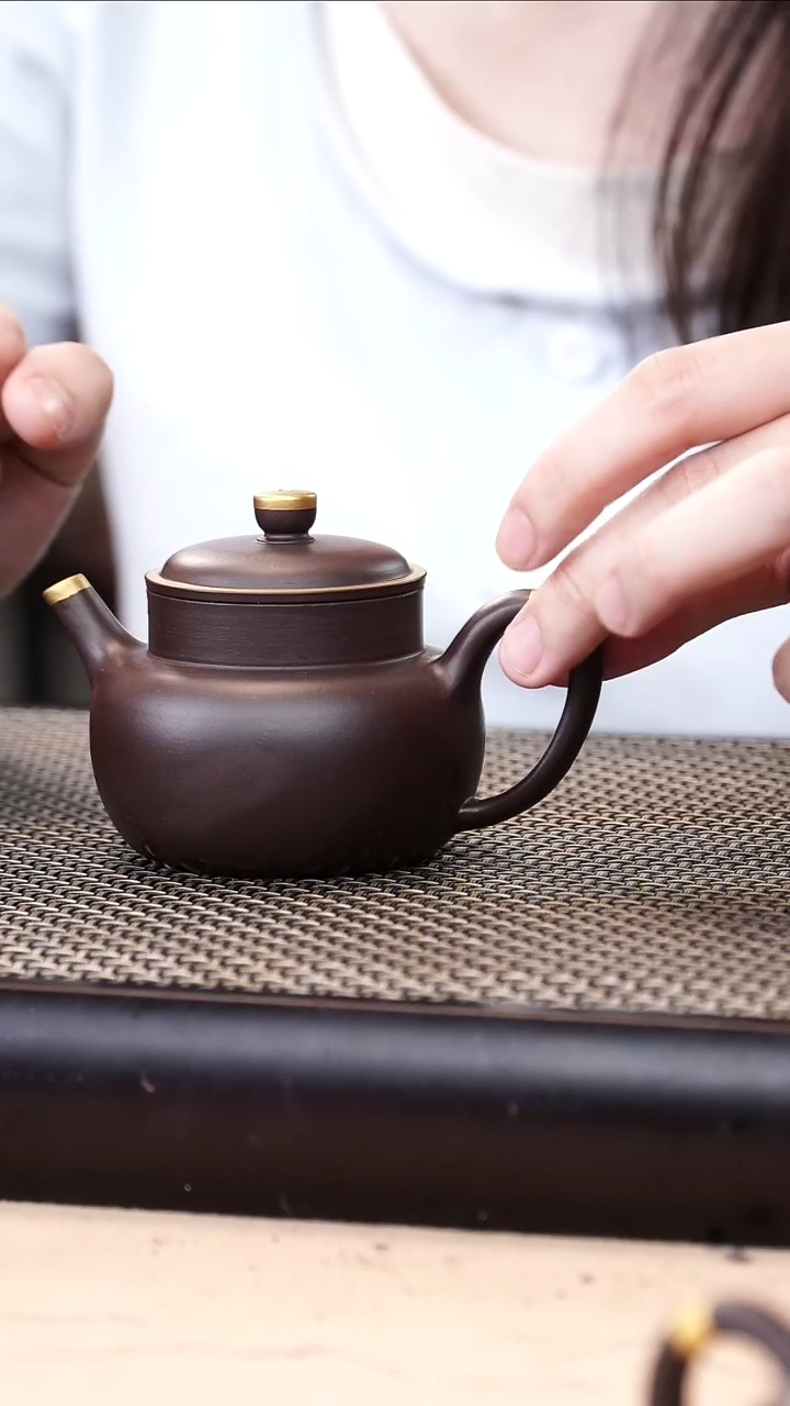 茶壶紫砂四号井茄皮紫泥描金言心150cc