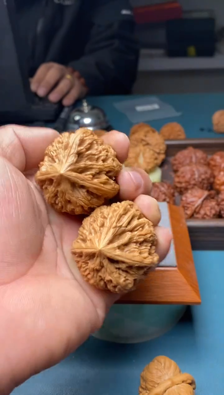 把件文玩核桃三棱b437