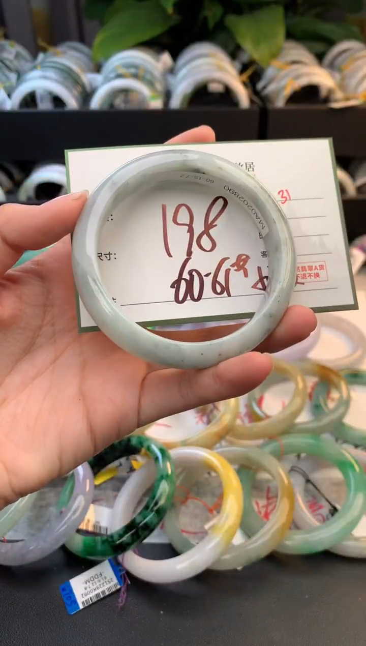 未镶嵌定制翡翠毛货需精细抛光+多人