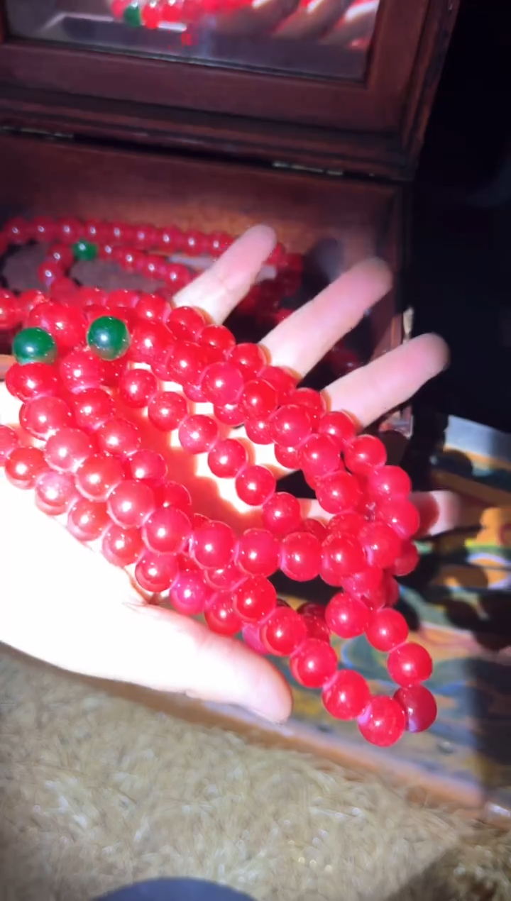 和田玉未镶嵌颈饰满红带绿项链一条