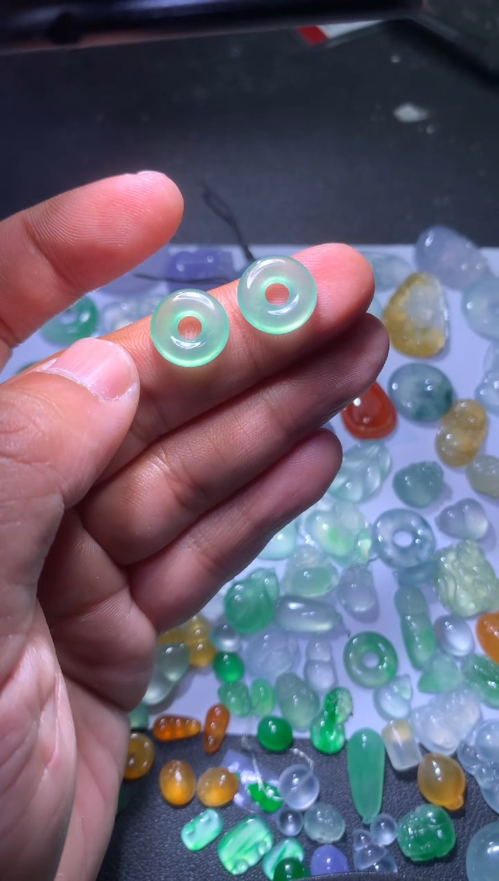 【闪购商品】翡翠颈饰未镶嵌甜甜圈一对