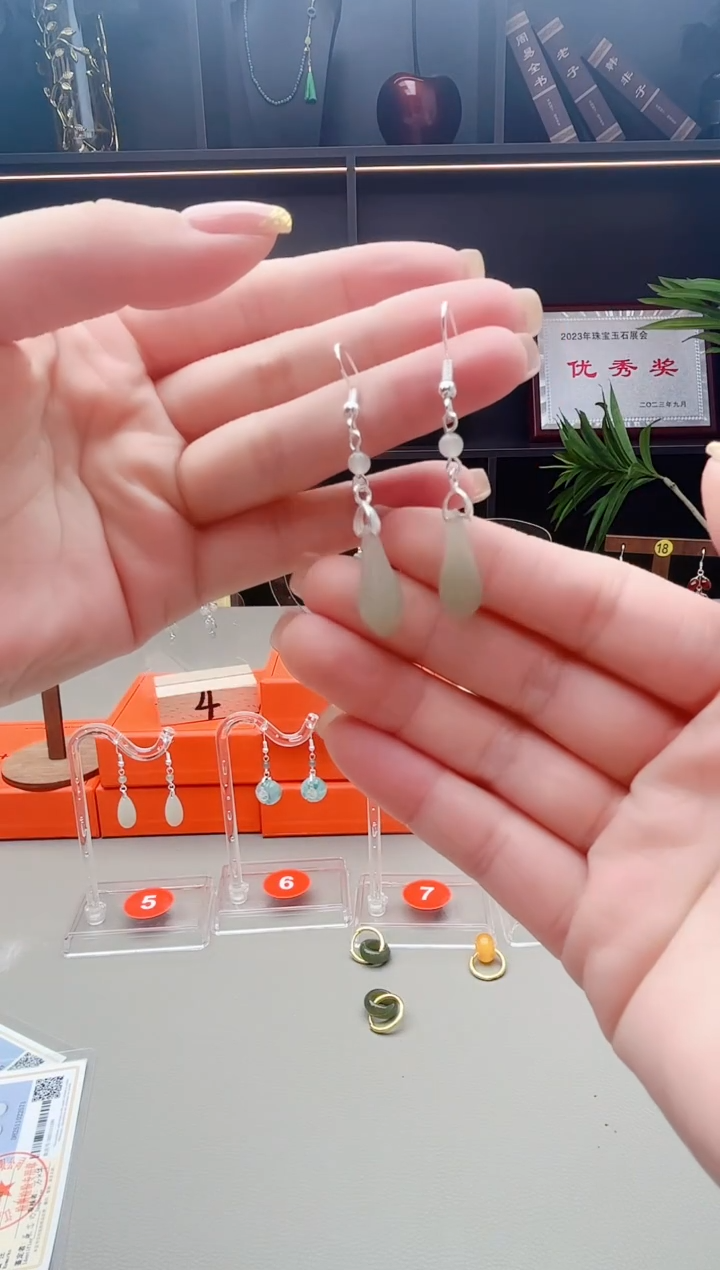 未镶嵌和田玉耳饰玉兰花