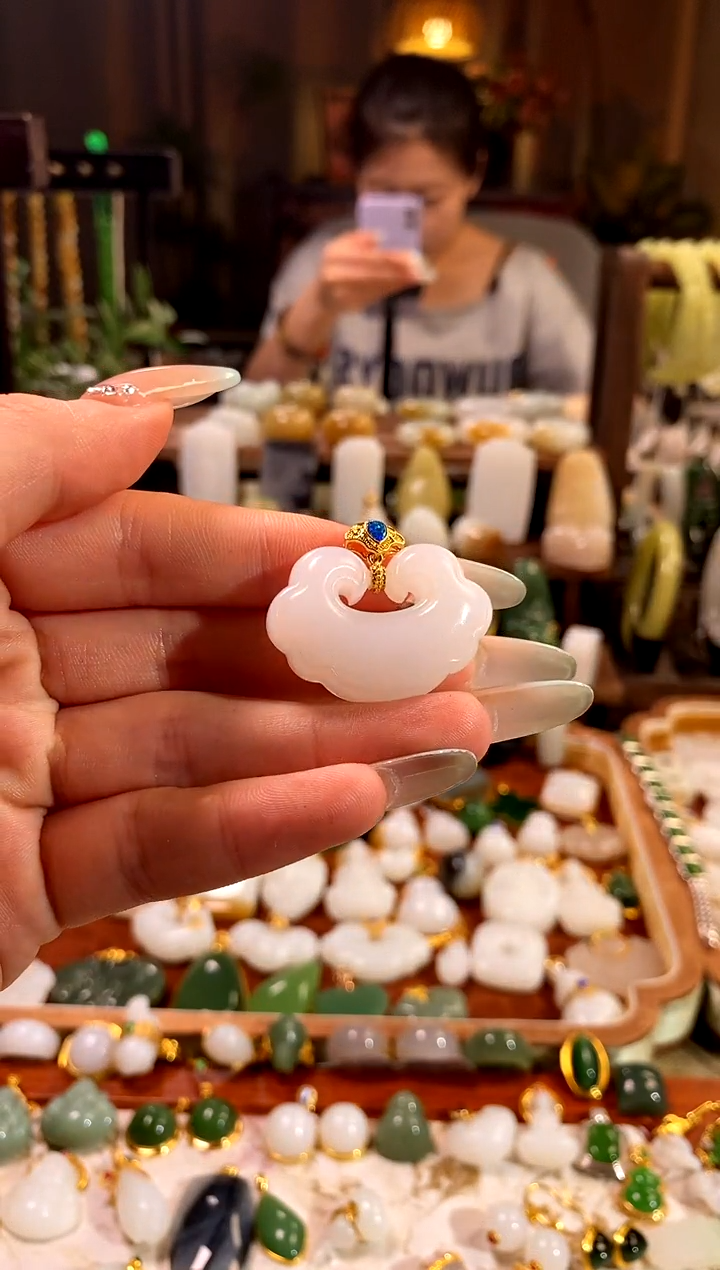 和田玉18K金镶嵌吊坠(赠链).