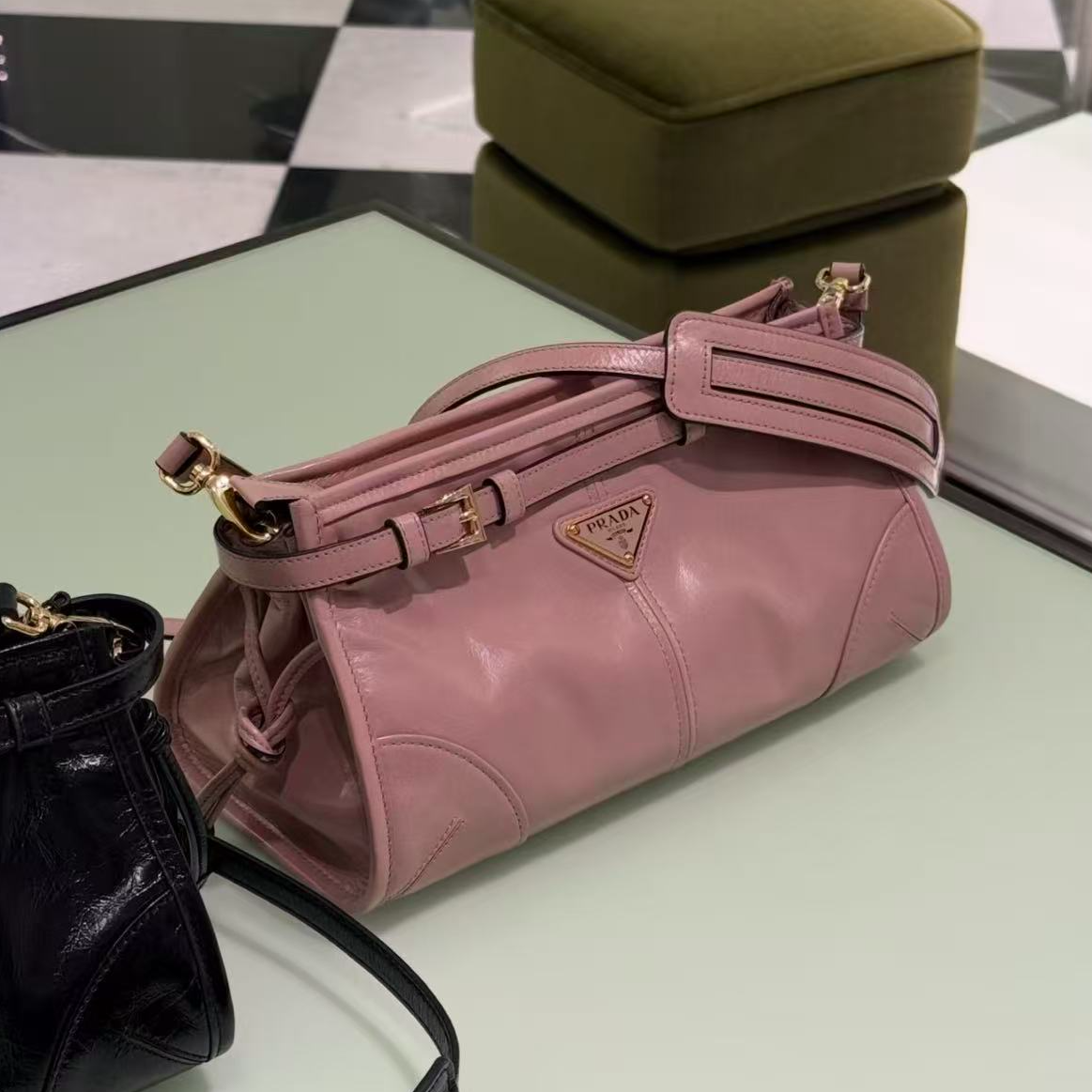 95新 Prada/普拉达 坤球奢选普拉达小号粉色softlux斜挎包