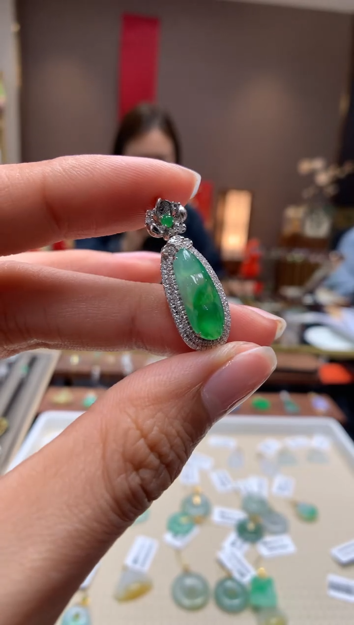 【闪购商品】翡翠颈饰18K金镶嵌福豆