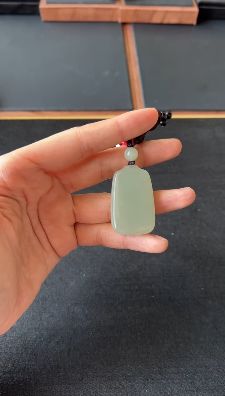 【闪购商品】和田玉吊坠(赠链)未镶嵌且末微色差近矿