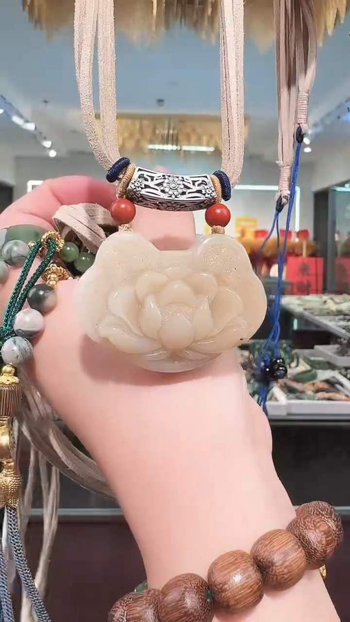 颈饰未镶嵌和田玉吊坠