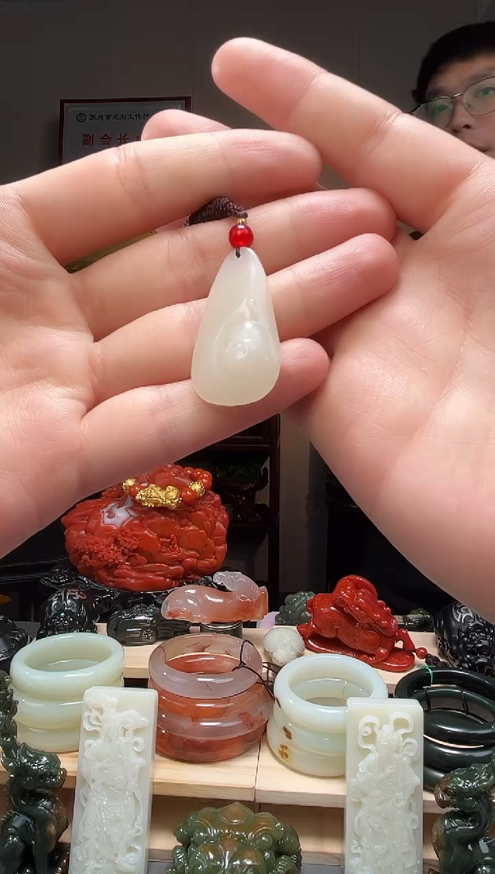颈饰未镶嵌和田玉吊坠