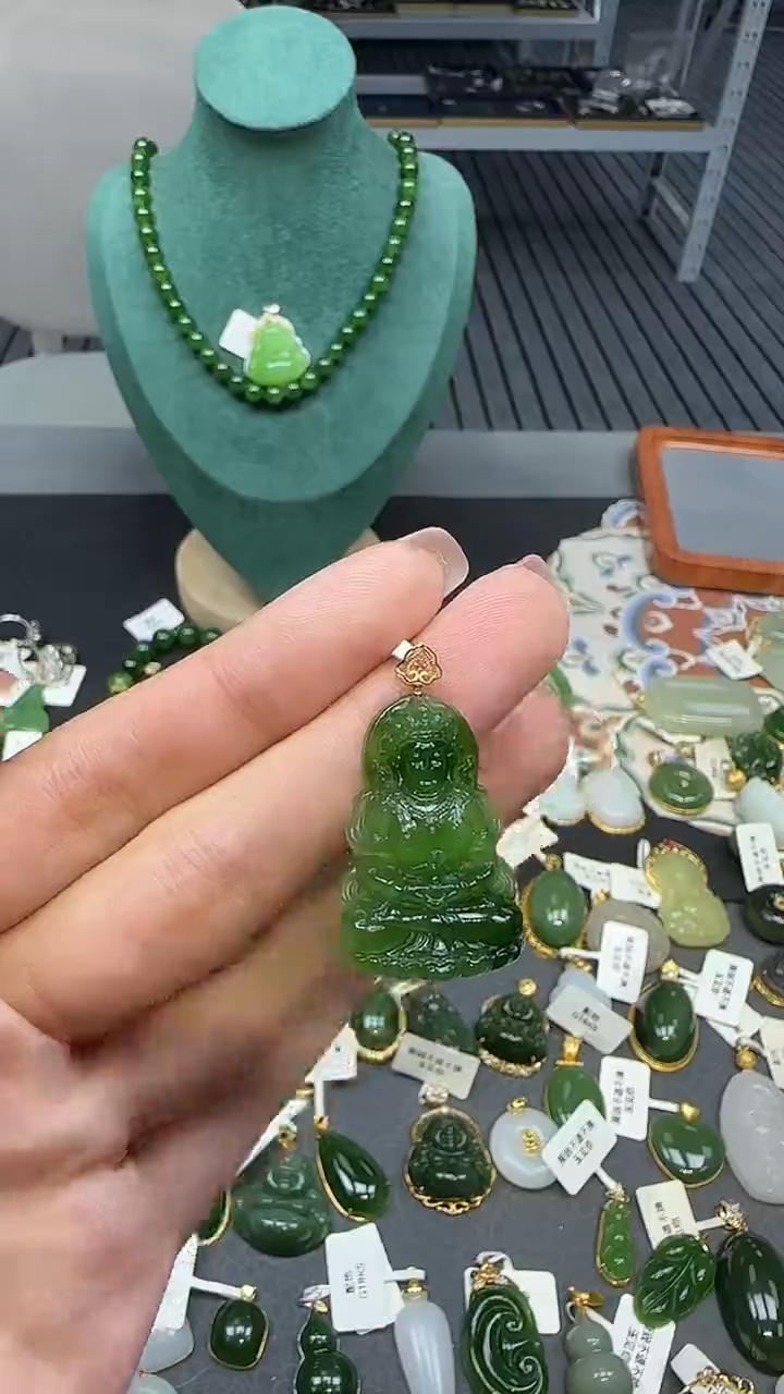 18K金镶嵌和田玉挂件1