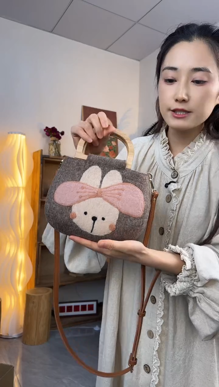 羊毛非遗纯手工包  D木小圆包蝴蝶结兔子