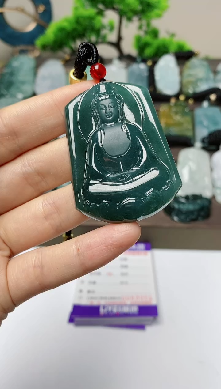 翡翠未镶嵌颈饰        