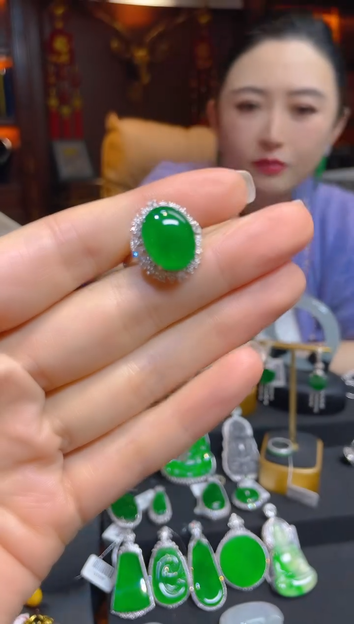 【闪购商品】翡翠戒指18K金镶嵌119900天然A货翡翠蛋面戒指