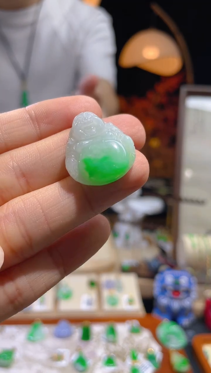 翡翠未镶嵌颈饰佛公