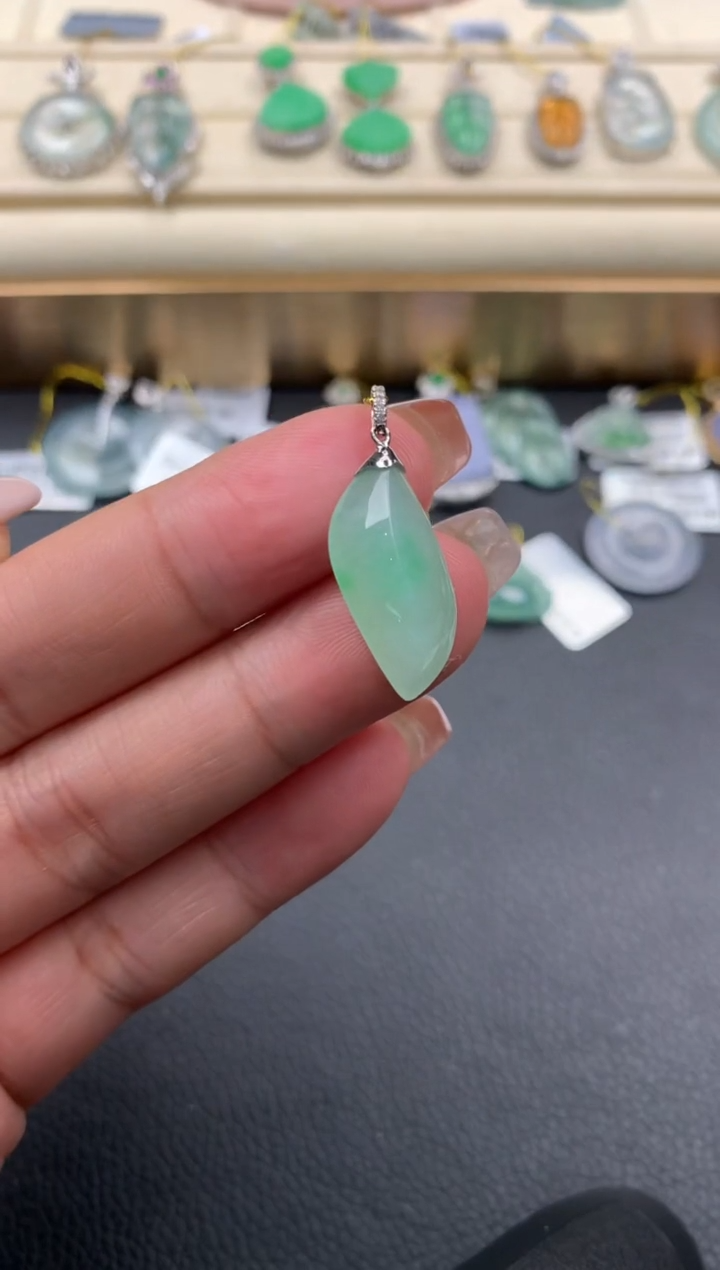 【闪购商品】翡翠颈饰18K金镶嵌D721