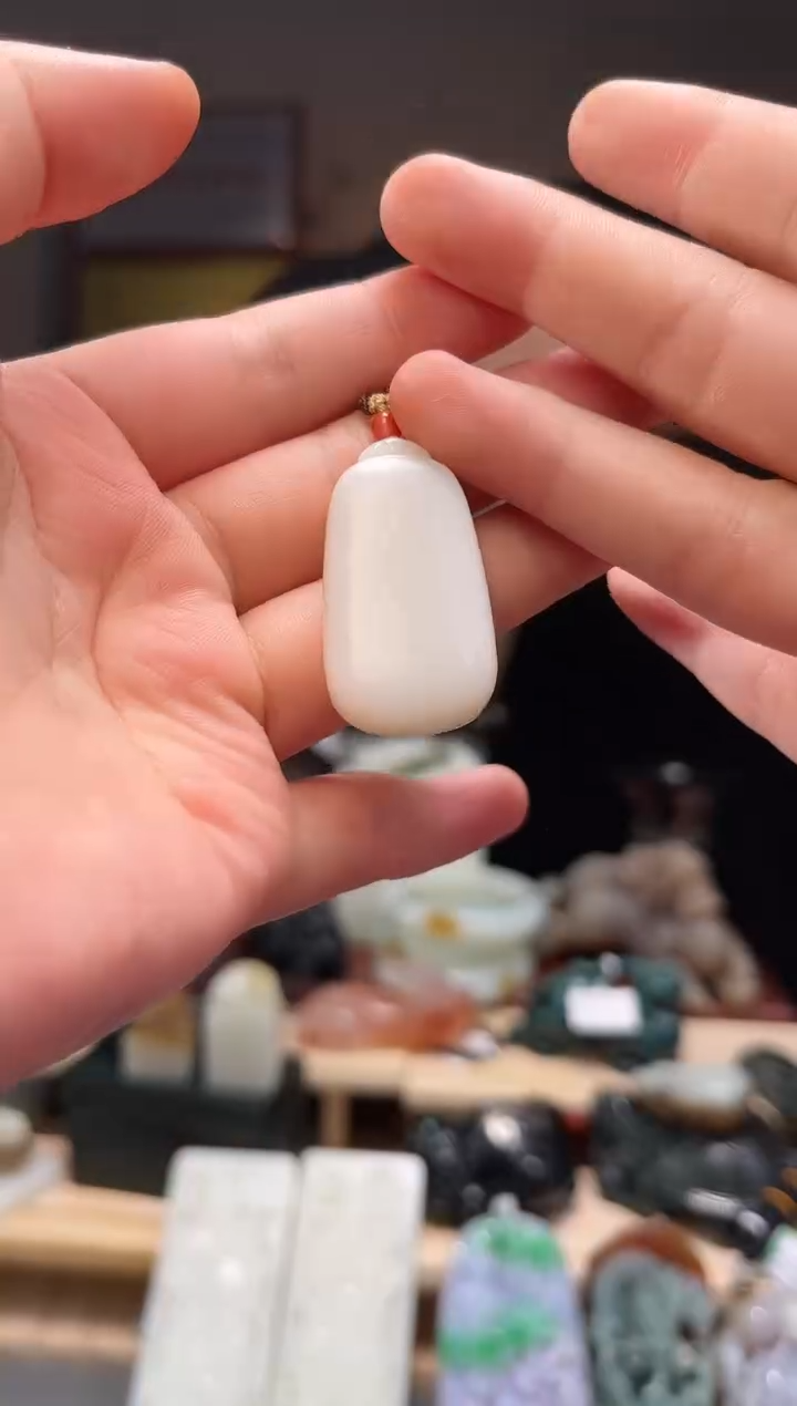 颈饰未镶嵌和田玉吊坠