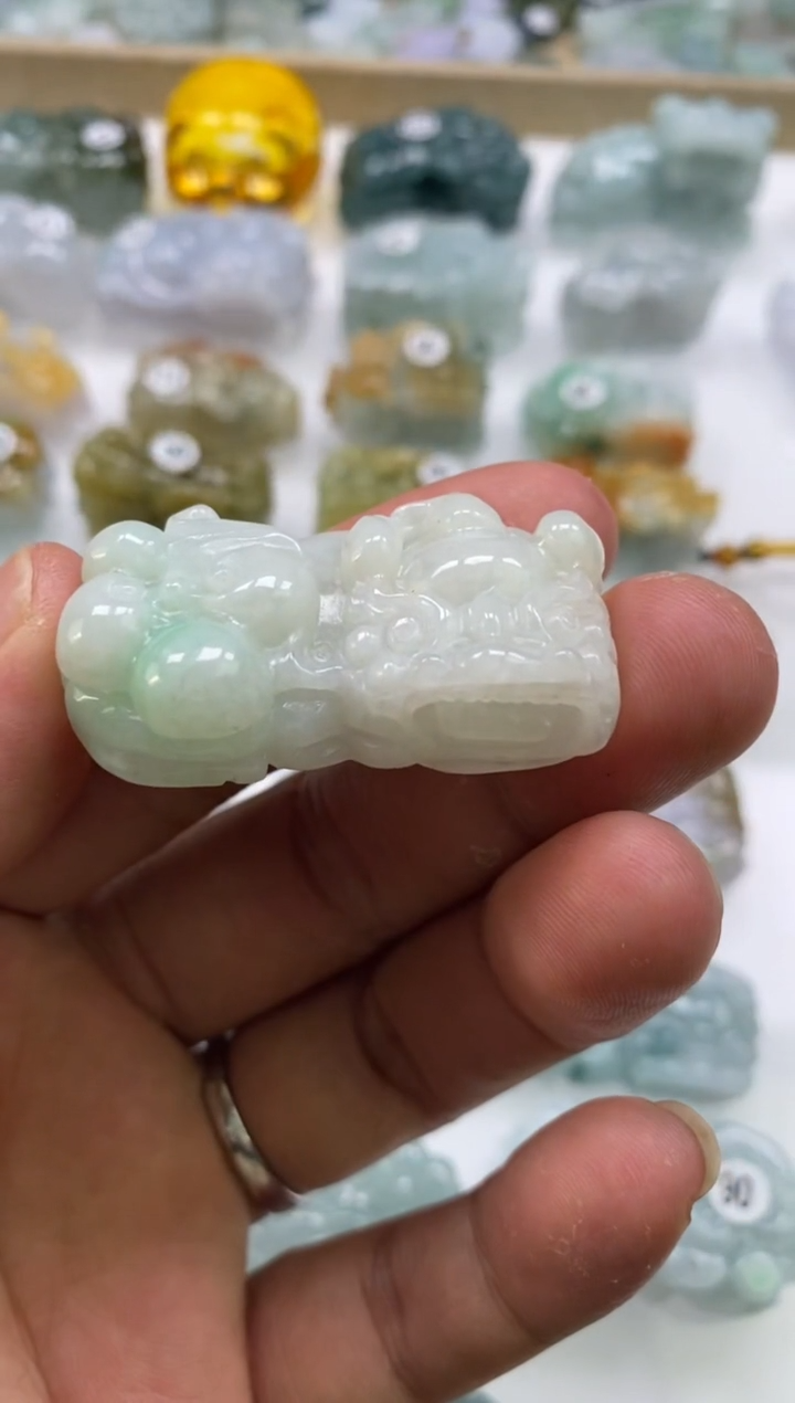 翡翠未镶嵌颈饰多人霸王貔貅