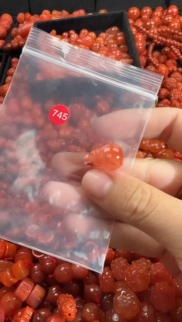 颈饰未镶嵌南红玛瑙1