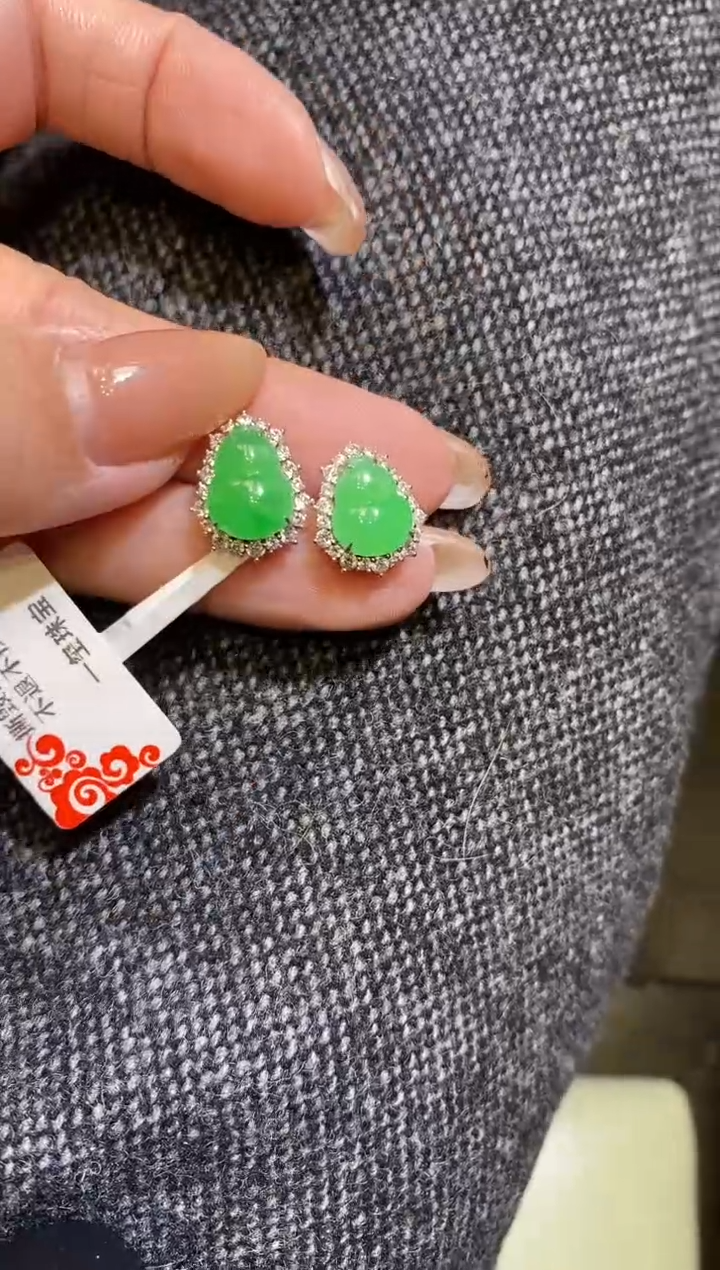 18K金镶嵌翡翠耳饰耳钉