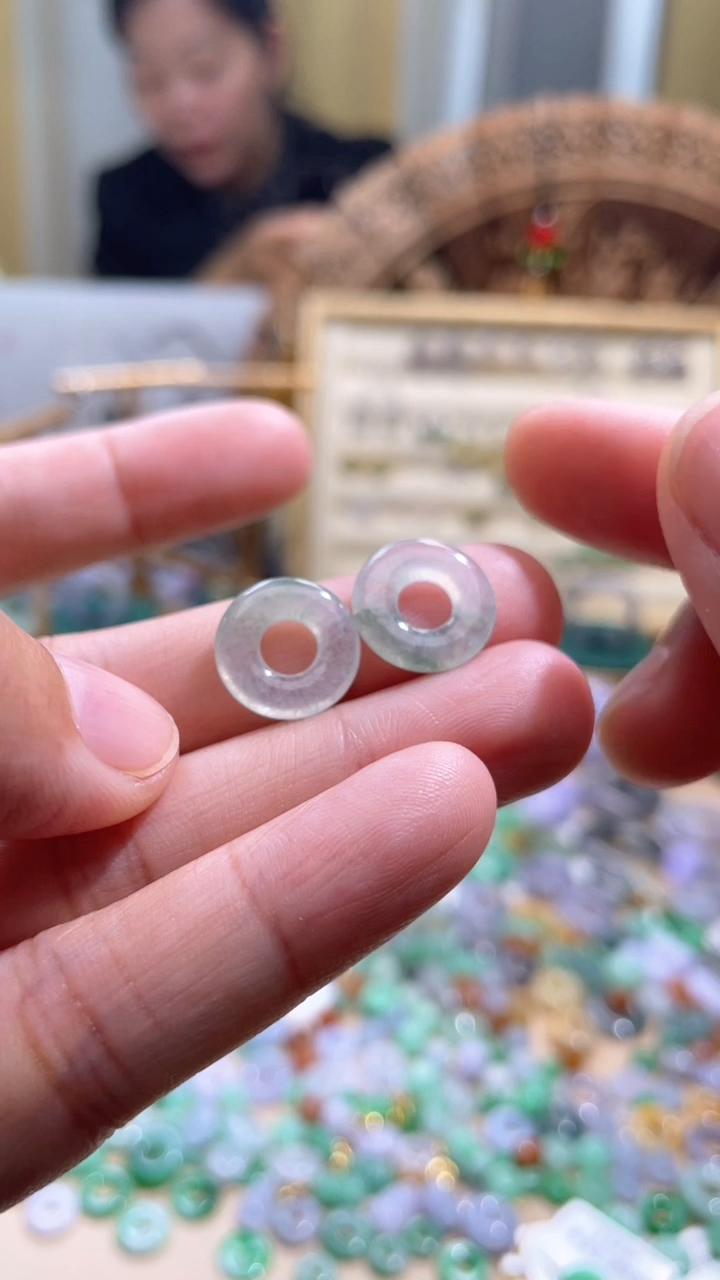 【闪购商品】翡翠颈饰未镶嵌甜甜圈一对