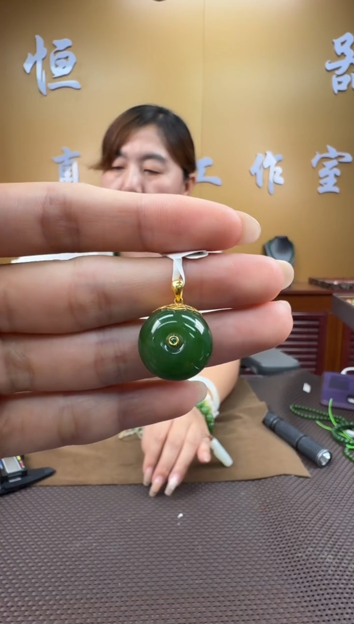 颈饰18K金镶嵌和田玉挂件
