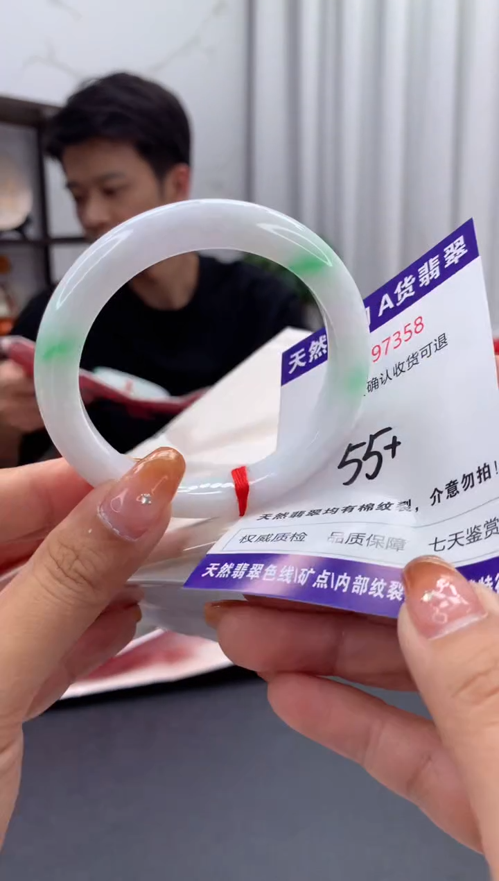 未镶嵌手镯翡翠有纹，完美者勿拍