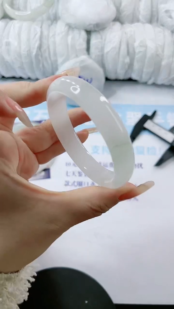 【闪购商品】石英质玉手镯未镶嵌多样性发货L663