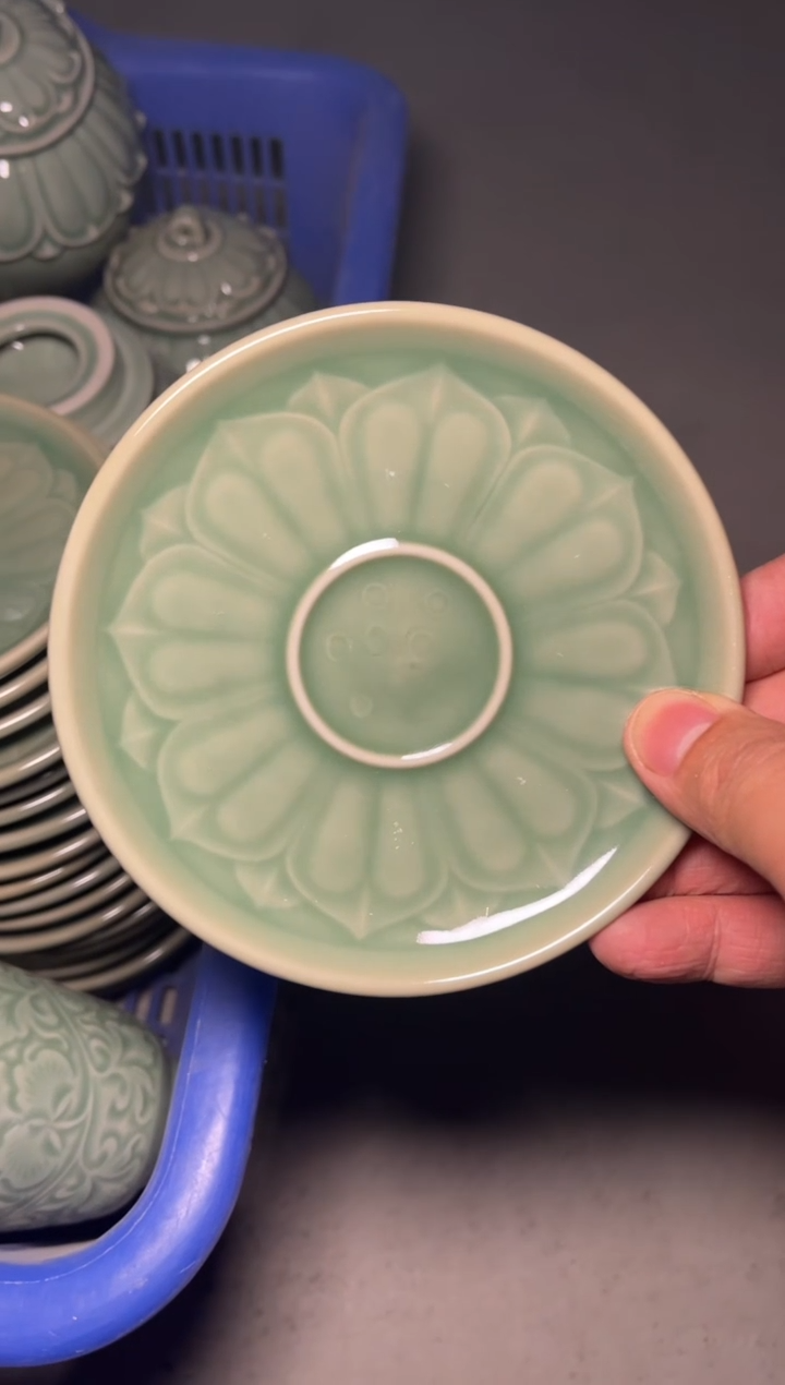 瓷瑕疵青釉莲瓣托1只