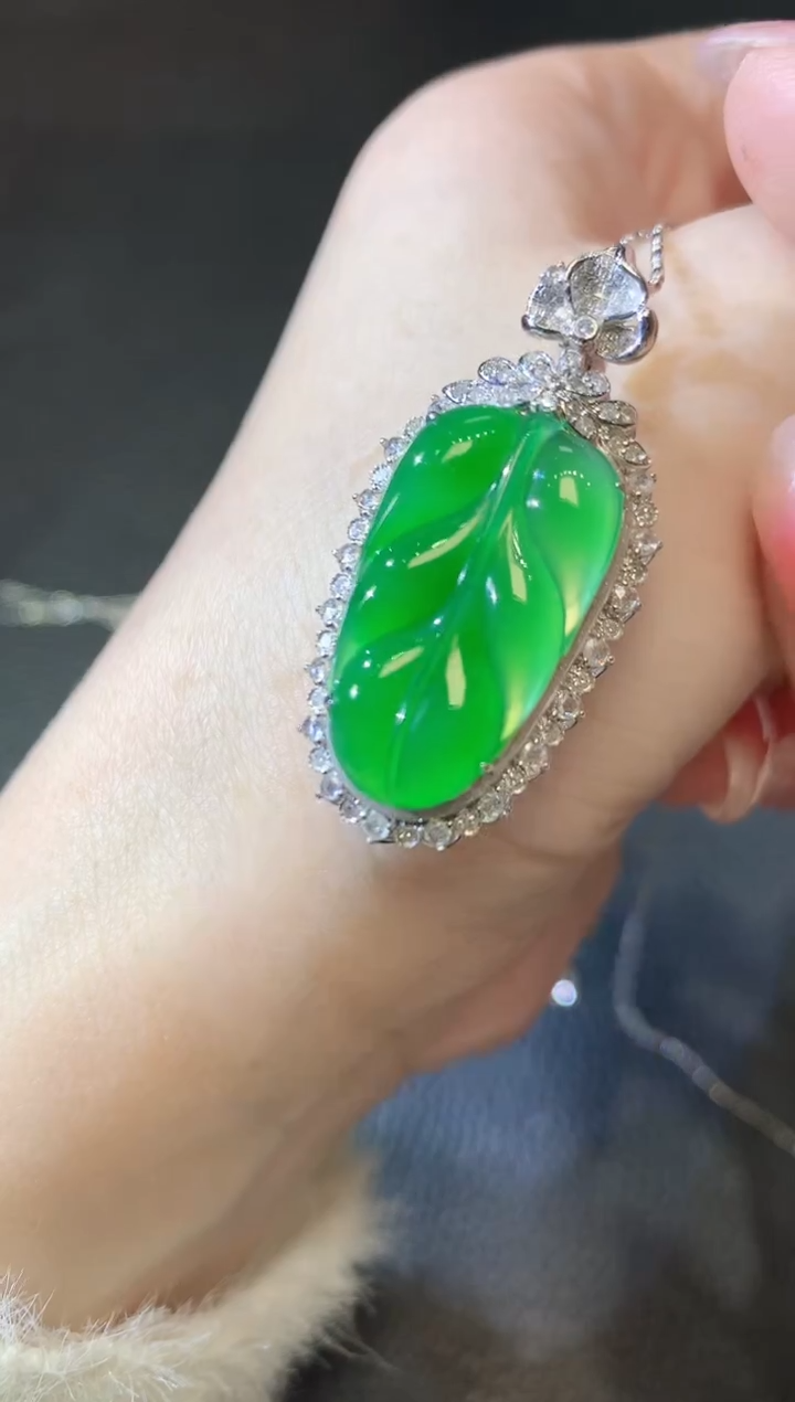 【闪购商品】翡翠吊坠(不含链)18K金镶嵌A42