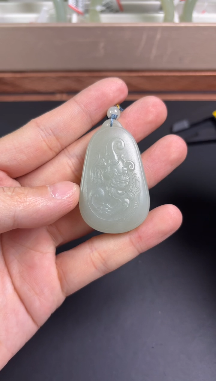 【闪购商品】和田玉吊坠(赠链)未镶嵌且末微色差近矿吊坠