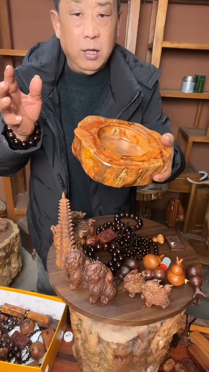 枣木龙纹枣木烟灰缸
