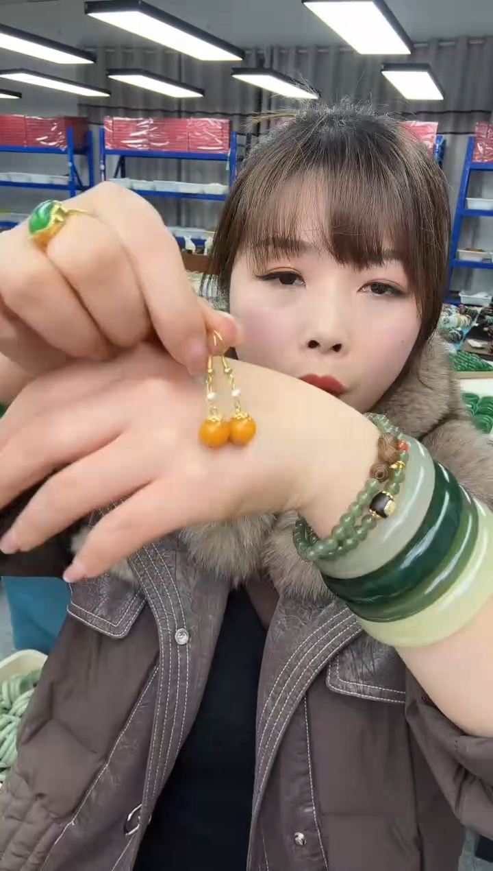 未镶嵌石英质玉（黄龙玉）颈饰精美黄龙玉耳钩