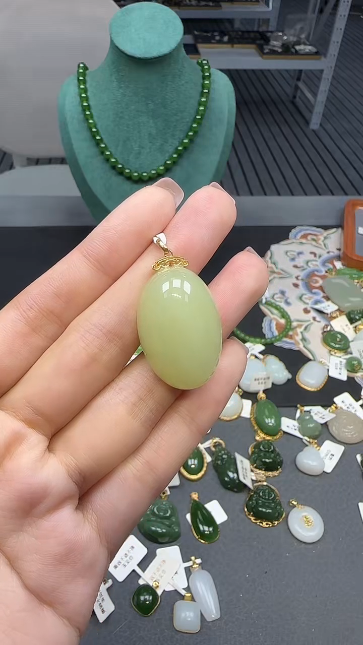 18K金镶嵌和田玉挂件1