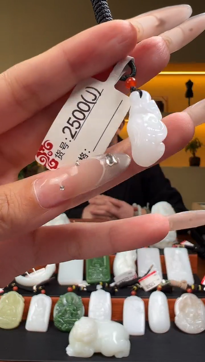 颈饰未镶嵌和田玉J