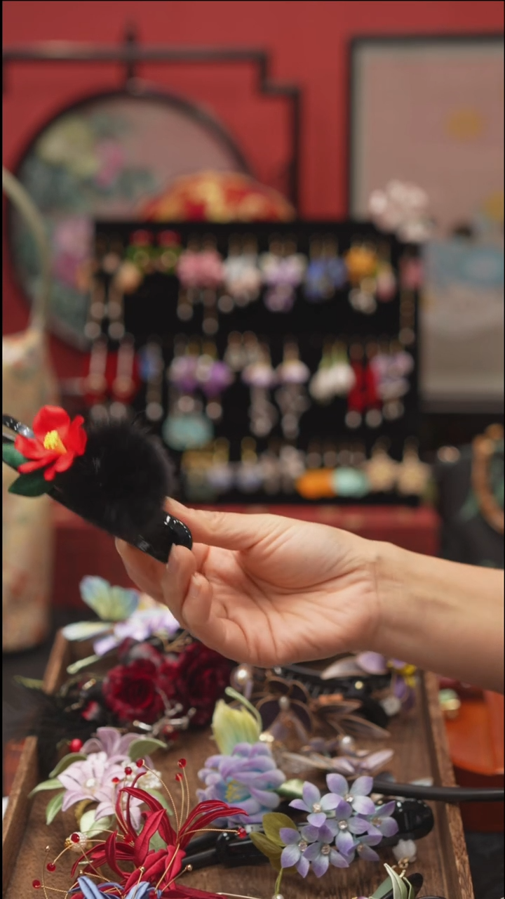 刺绣非遗绒花饰品 