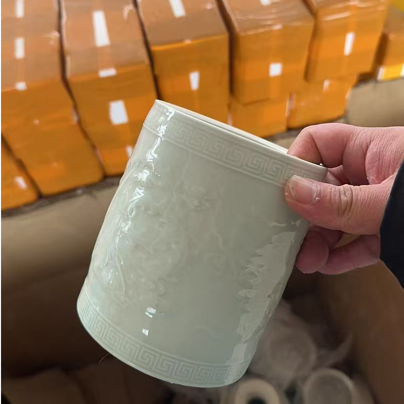 景德镇陶瓷雕刻笔筒