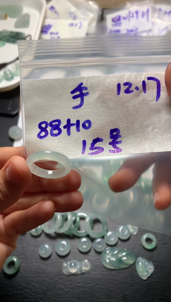 未镶嵌定制翡翠手***河手可摘