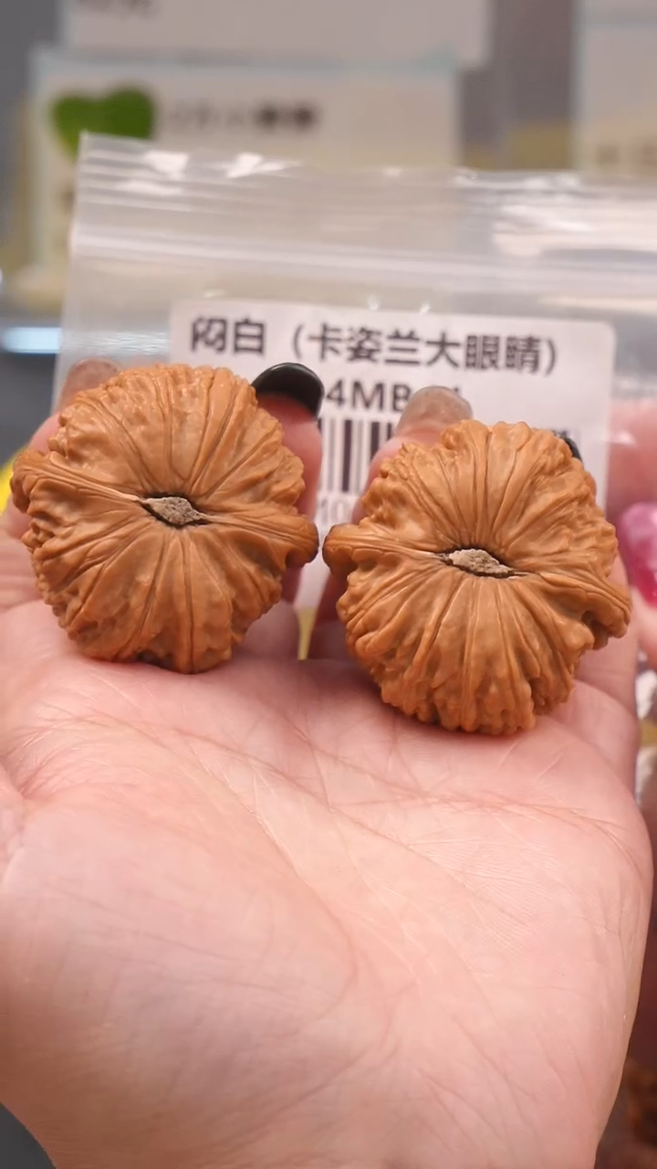 【闪购商品】文玩核桃把件40闷白（卡姿兰大眼睛）