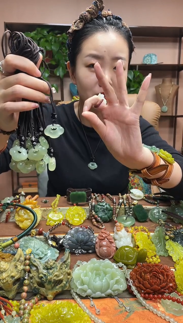 未镶嵌岫玉吊坠多样性发货发其中之一