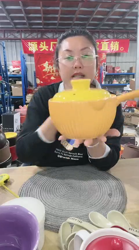 【闪购商品】瑕疵橙色手把锅带盖不圆偏小