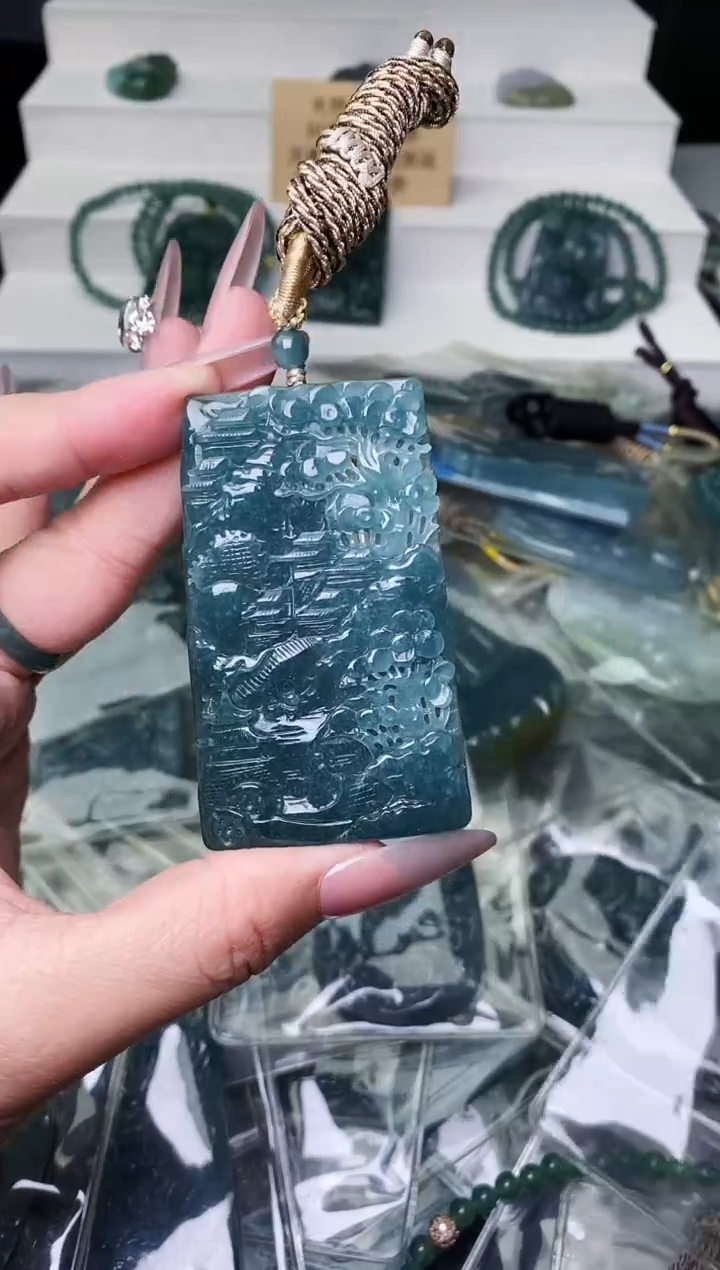 颈饰未镶嵌翡翠 