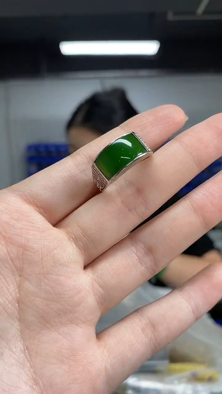 未镶嵌戒指和田玉（碧玉）多样性发其一颜色微差